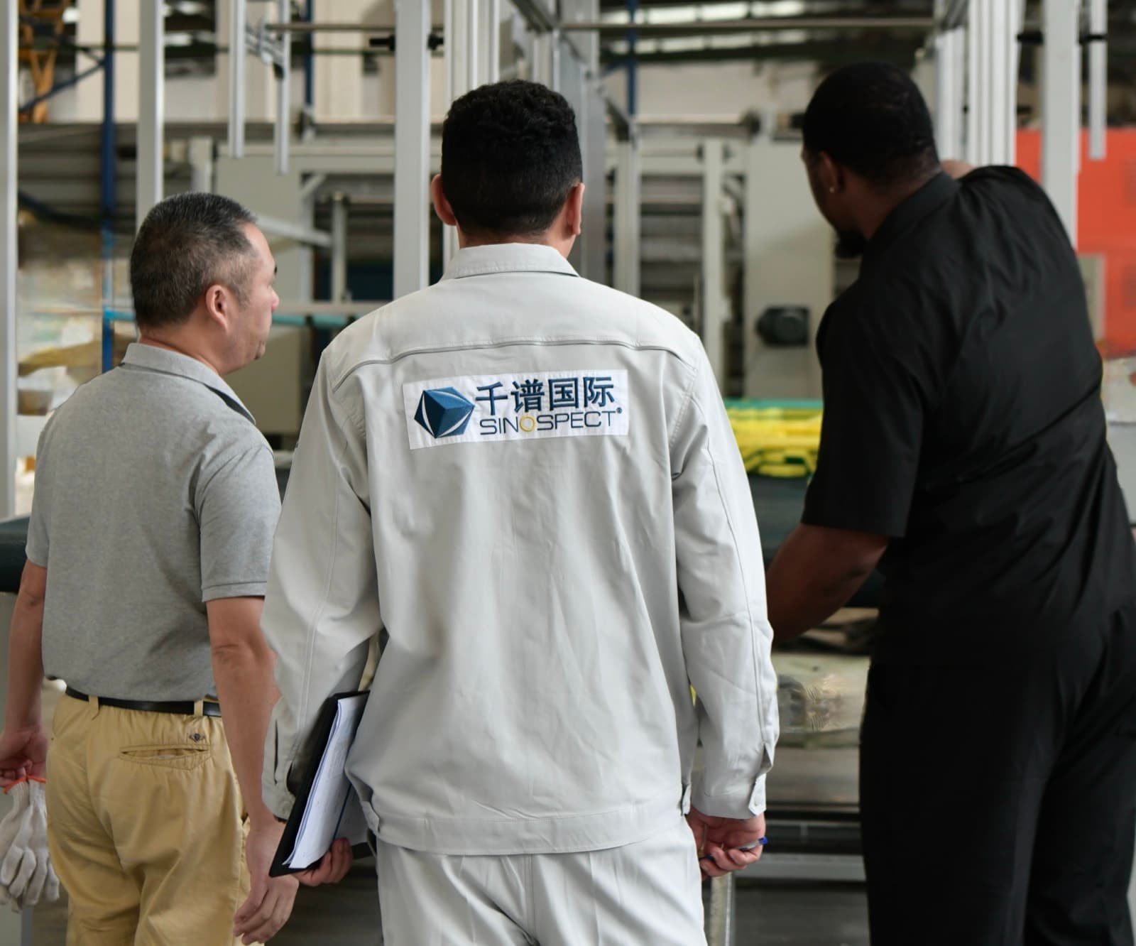 Inspecteur Sinospect parcourant le sol de production d’un fournisseur chinois lors de la qualification