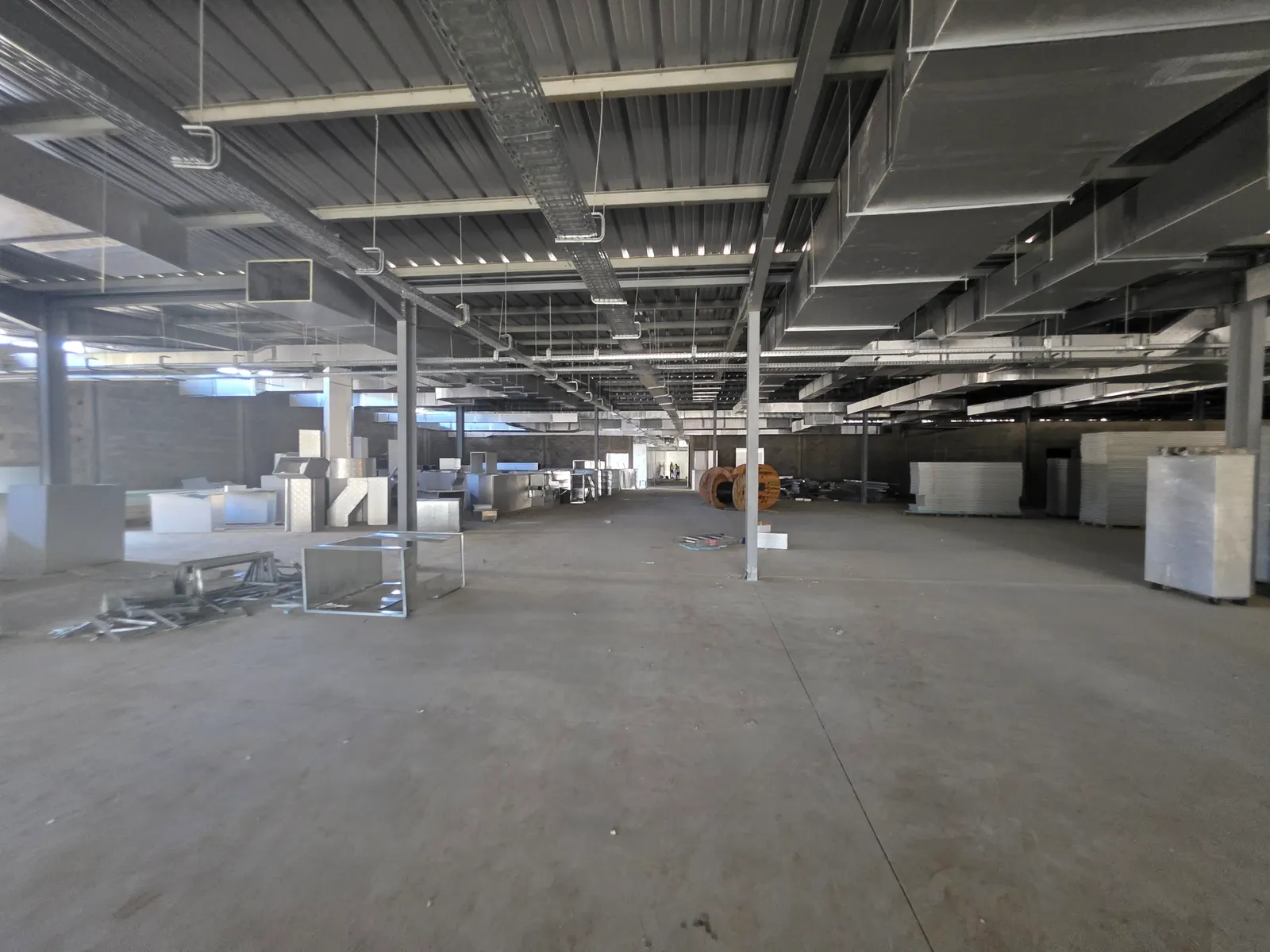 Hall à charpente métallique et matériaux de salle propre sur le chantier de Chefchaouen