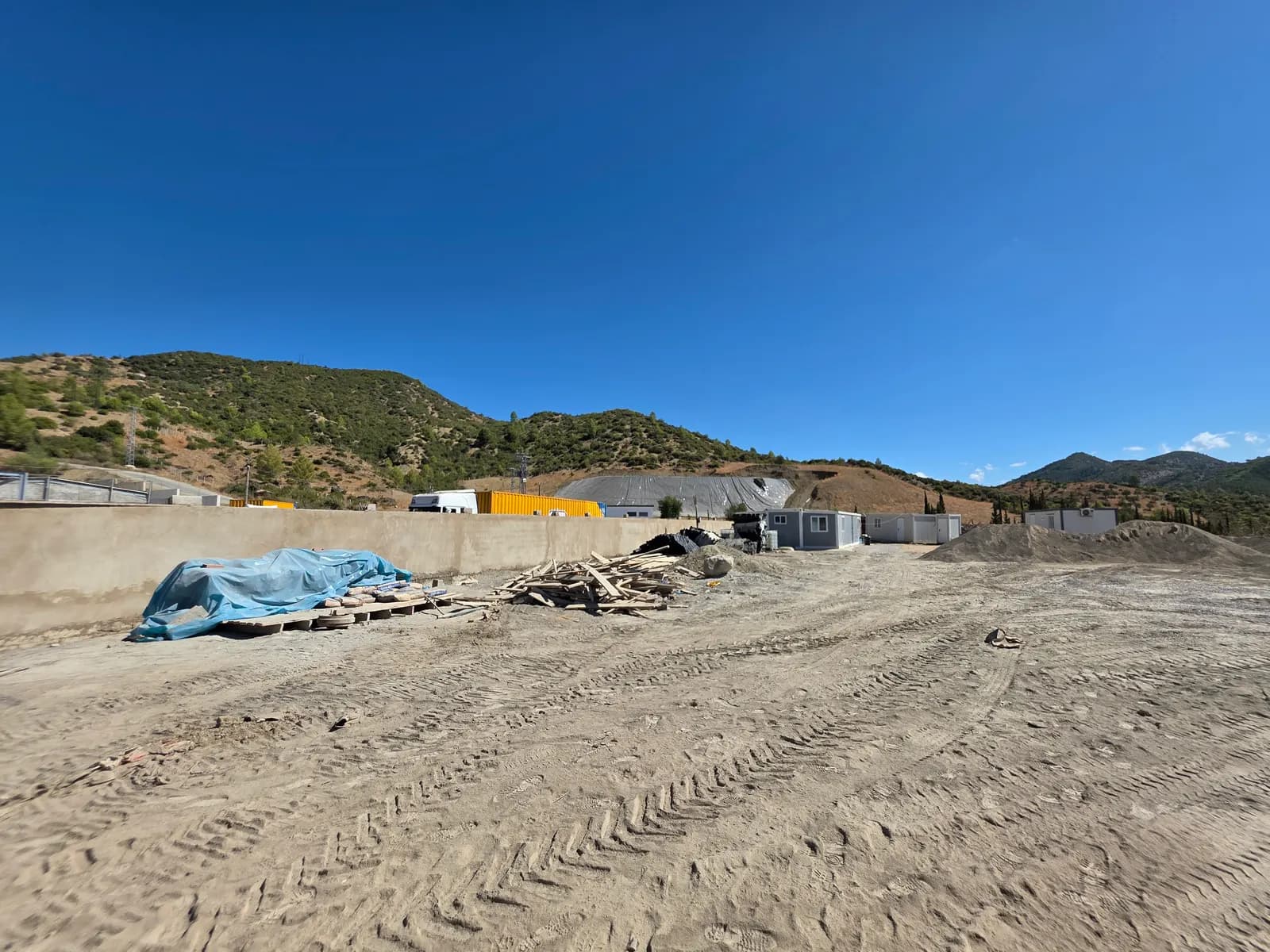 Installations de chantier et collines autour du site de Chefchaouen
