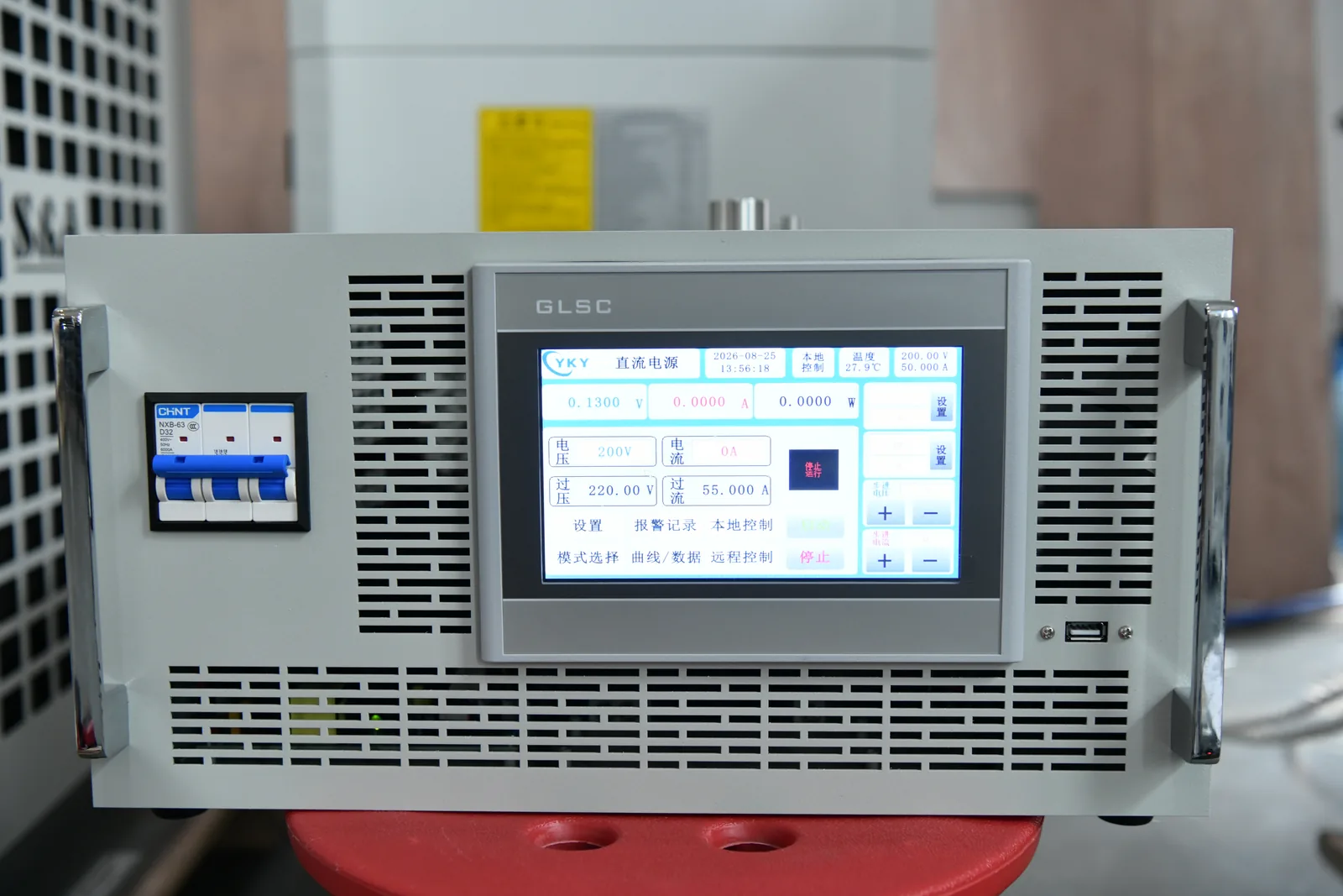 Control interface displaying voltage, current and temperature values during a FAT assignment