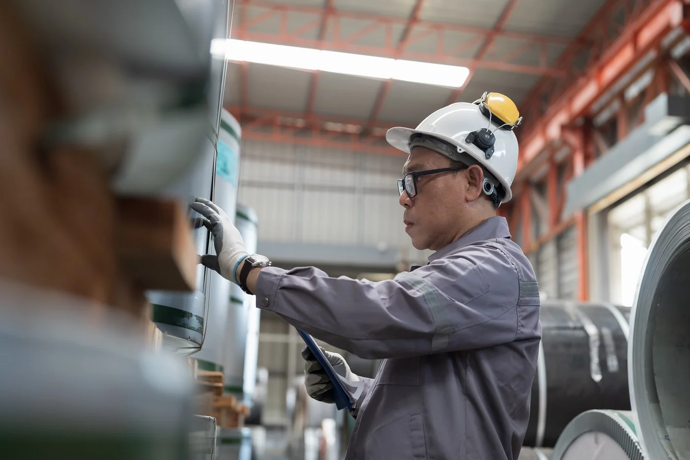 Sinospect inspector and factory team reviewing industrial equipment on a Chinese factory floor