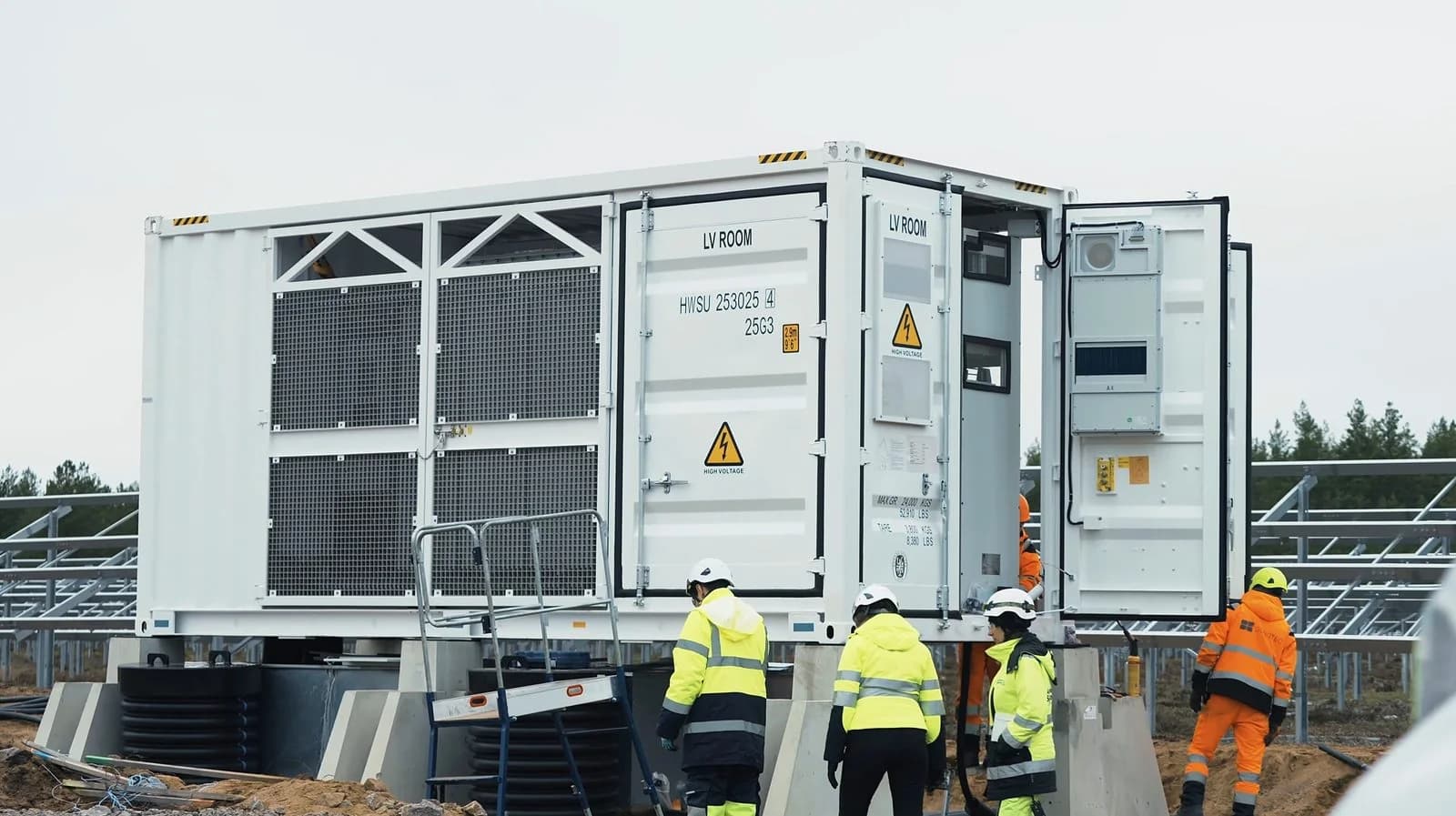 Installation électrique de panneaux solaires par des techniciens certifiés sur toiture industrielle